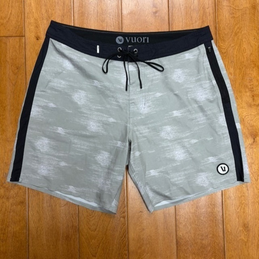 Vuori Swim Trunks Mens 30 Green Board Shorts Drawstring V374 Logo Summer Beach